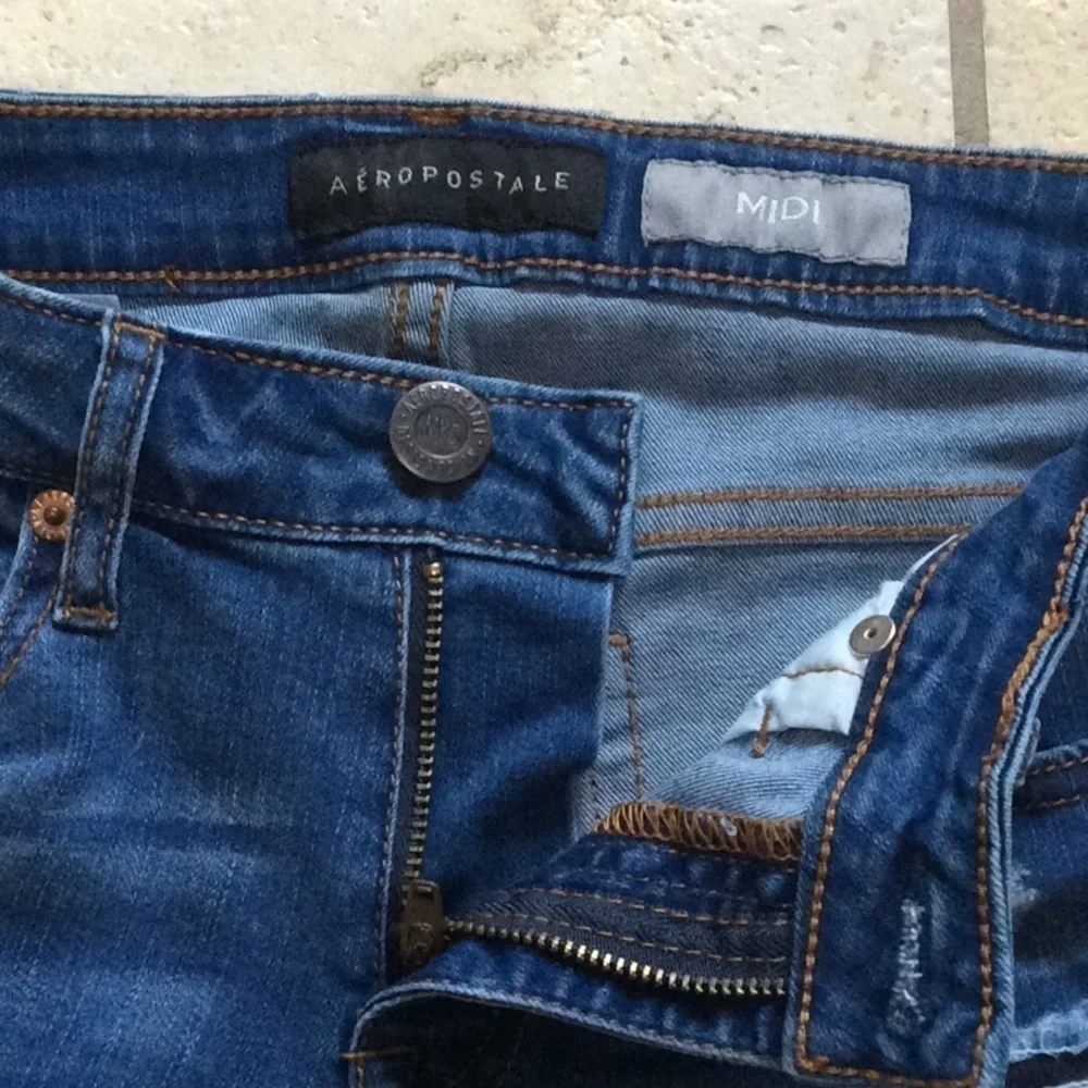 Aeropostale MIDI destroyed denim short
